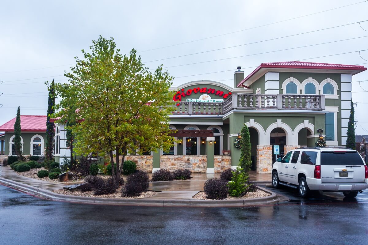 beautiful authentic building of the giovanni's italian restaurant and pizzeria exterior in Copperas Cove Texas