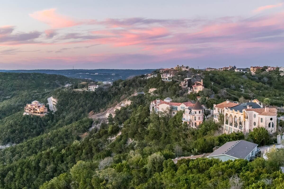 luxury houses on the coast of lake travis in Austin, Texas